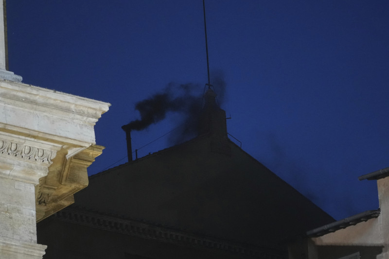 Fumata negra en el Vaticano: todavía no hay nuevo papa