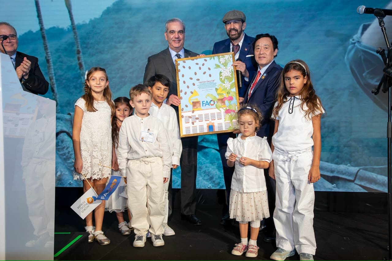 Juan Luis Guerra es reconocido por la FAO por su afamada canción 'Ojalá que llueva café'