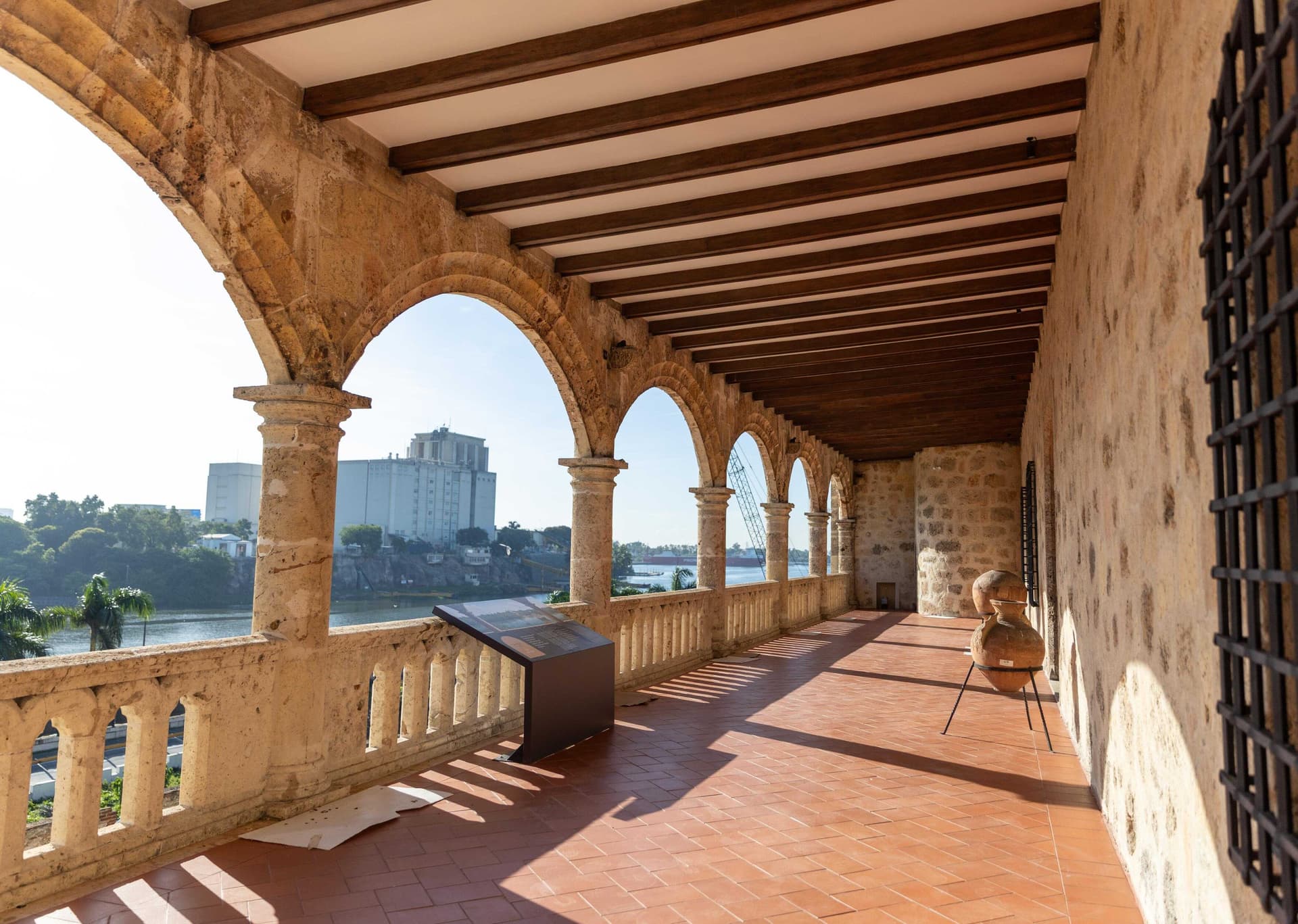Alcázar de Colón reabre renovado y Ciudad Colonial estrena ruta de autobuses eléctricos