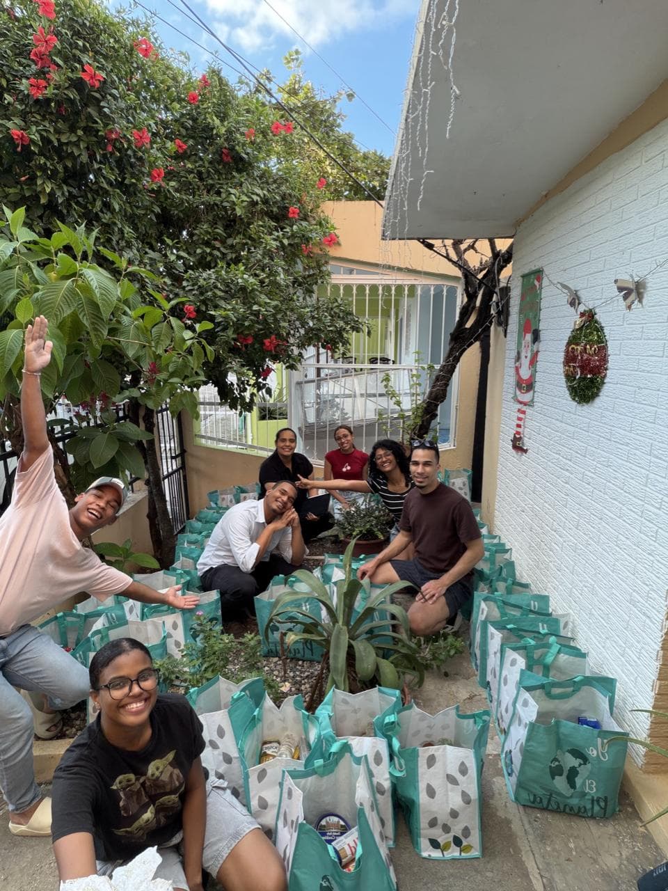Iniciativa social “Sonrisas de Navidad” busca llevar cenas a más de 300 familias en Nochebuena
