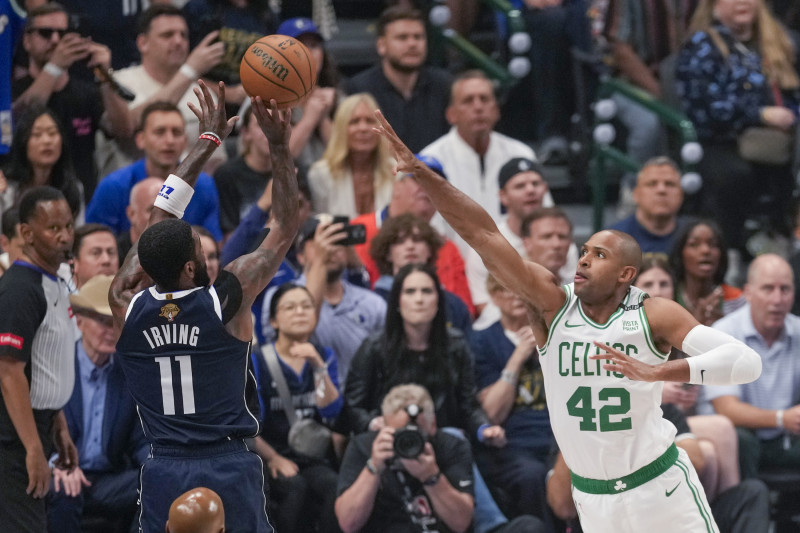 El escolta de los Dallas Mavericks, Kyrie Irving, dispara contra el pívot de los Boston Celtics, Al Horford, durante la primera mitad del Juego 3 de la final de baloncesto de la NBA, el miércoles 12 de junio de 2024, en Dallas. (Foto AP/Sam Hodde)SAM HODDE