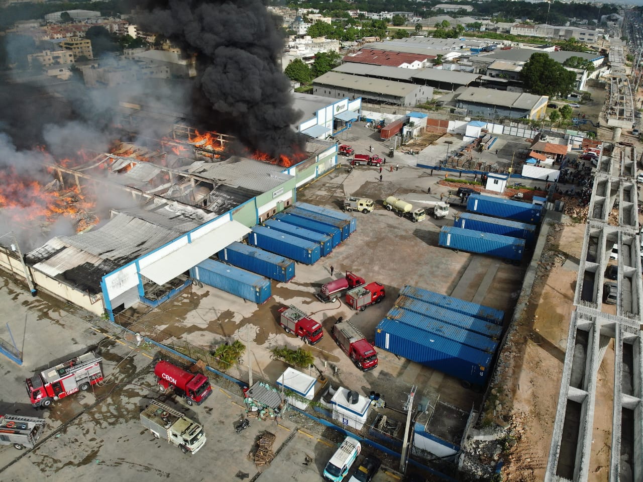 Bajo control incendio afecta nave ubicada en autopista Duarte