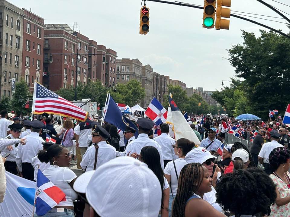 La avenida Grand Concourse se vistió de gala para conmemorar el 35 aniversario de La Gran Parada Dominicana del Bronx.