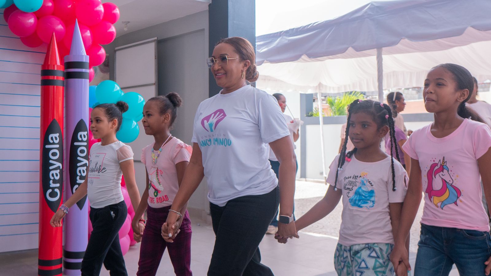 Nancy Amancio entrega útiles escolares a cientos de niños