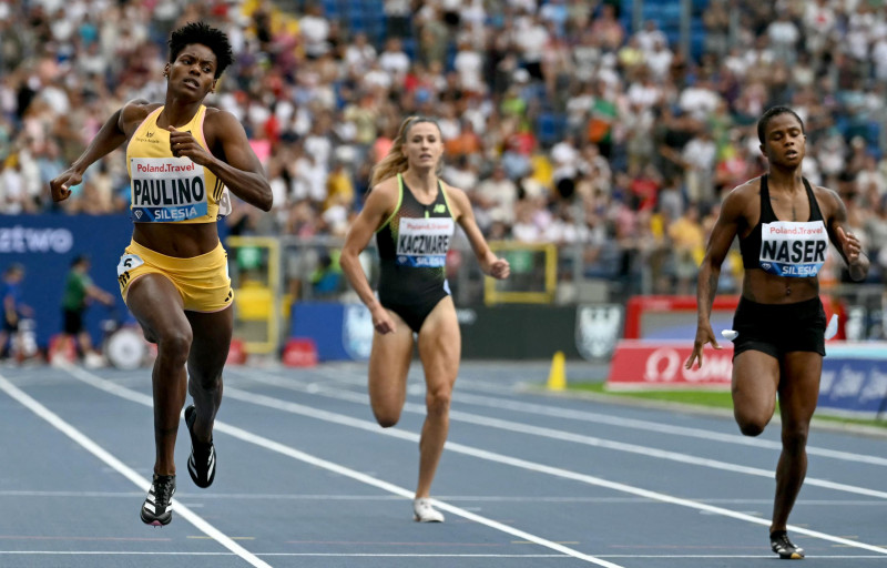 Marileidy Paulino, la campeona olímpica y mundialista dominicana, lo ha vuelto a hacer. Esta vez, en Bruselas, Bélgica, la última parada de la prestigiosa Liga Diamante, donde selló su nombre en la historia del atletismo al ganar su tercera corona consecutiva. El triunfo no solo la consagra como la atleta más dominante de la temporada, sino que le otorga el premio mayor de US$30 mil dólares, culminando un año invicto en las pistas. Paulino, quien ha hecho del año 2024 su mejor temporada, no solo ha mostrado su capacidad física y técnica, sino también una fortaleza mental extraordinaria. Con este último éxito, la dominicana cierra su participación en la Liga Diamante con un total acumulado de US$90 mil dólares, una cifra que refleja el valor de su esfuerzo y dedicación en cada carrera. En Bruselas, como en cada parada del circuito, Marileidy corrió con la determinación y elegancia que la han caracterizado desde sus primeros días como velocista. Su zancada firme, su enfoque en la línea de meta, y la serenidad con la que enfrenta la presión, son signos claros de una atleta que ha alcanzado el punto máximo de su carrera. Este tercer título consecutivo en la Liga Diamante no es solo un logro más en su vitrina; es la confirmación de que Marileidy Paulino se ha establecido como una de las figuras más importantes del deporte dominicano y mundial. Además, su impecable temporada invicta resalta su consistencia y dominio en la prueba de los 400 metros, donde ha hecho de cada carrera un espectáculo.