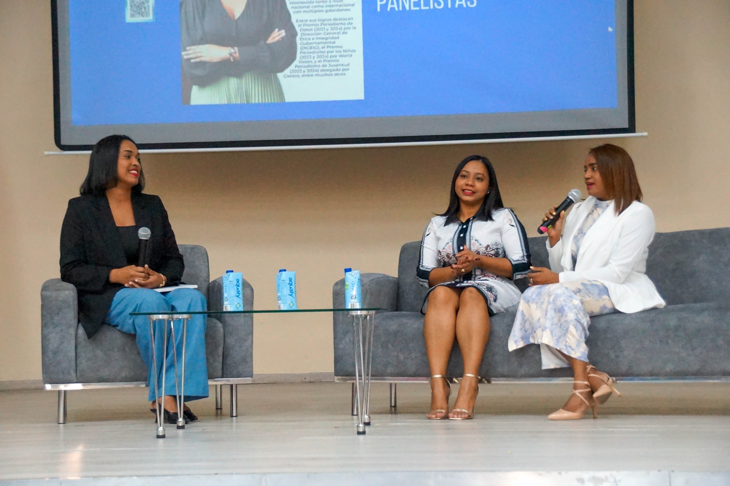 Jóvenes líderes analizan el presente y el futuro del periodismo durante conversatorio