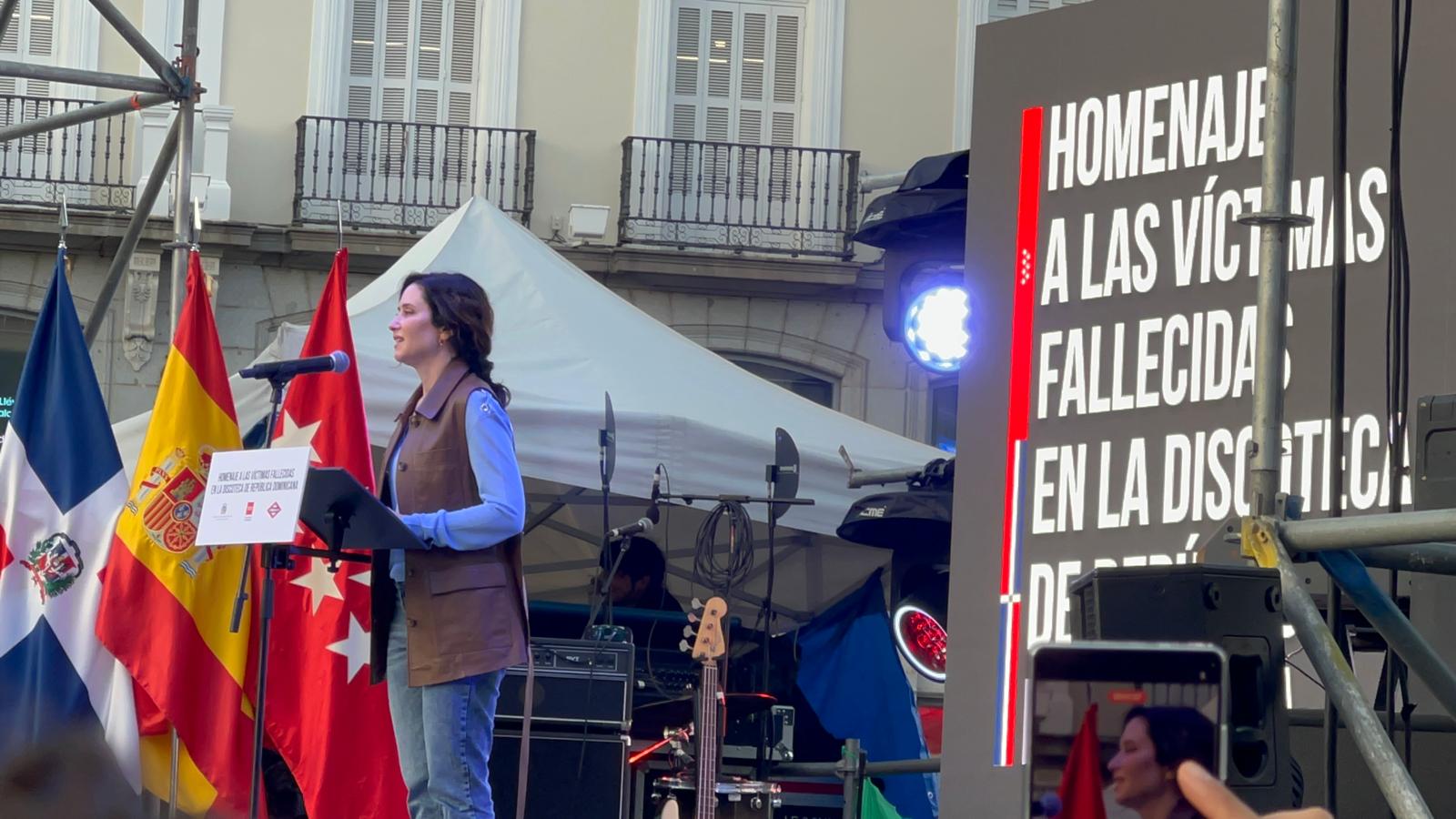 La Comunidad de Madrid y la Embajada de la República Dominicana en España rindieron este lunes un emotivo homenaje a las 233 personas fallecidas y más de 200 heridas tras el colapso del techo de la discoteca Jet Set, ocurrido el pasado 8 de abril en Santo Domingo. El acto reunió a decenas de dominicanos residentes en la capital española, quienes se congregaron para honrar la memoria de las víctimas y expresar solidaridad con sus familiares y con los heridos que aún se recuperan. La ceremonia contó con la presencia de la presidenta de la Comunidad de Madrid, Isabel Díaz Ayuso; el ministro del Consejo de la embajada dominicana