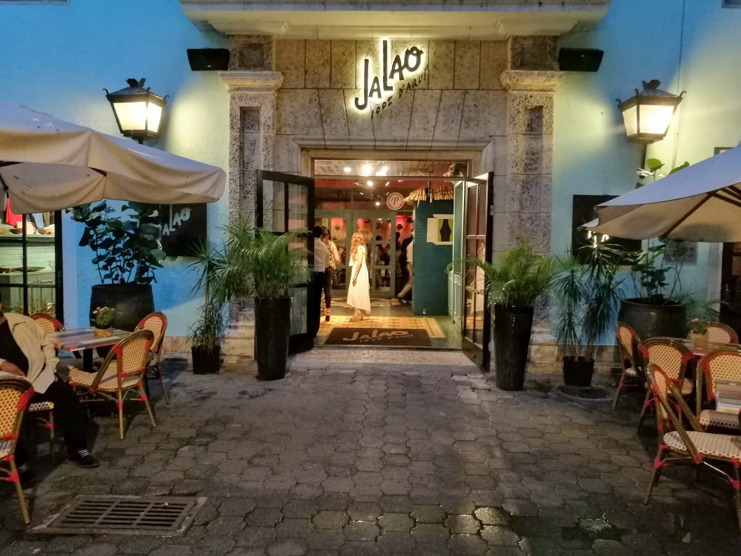 Jalao reabre sus puertas con humor, tras tragedia del Jet Set