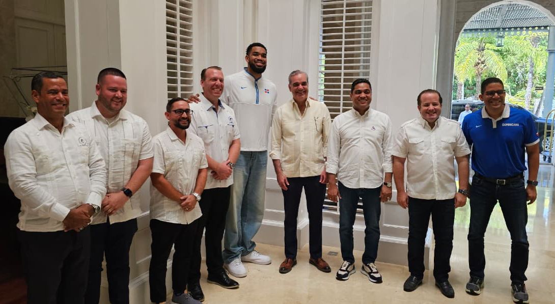 Karl-Anthony Towns aportará recursos para construcción de arena de baloncesto en Tamboril