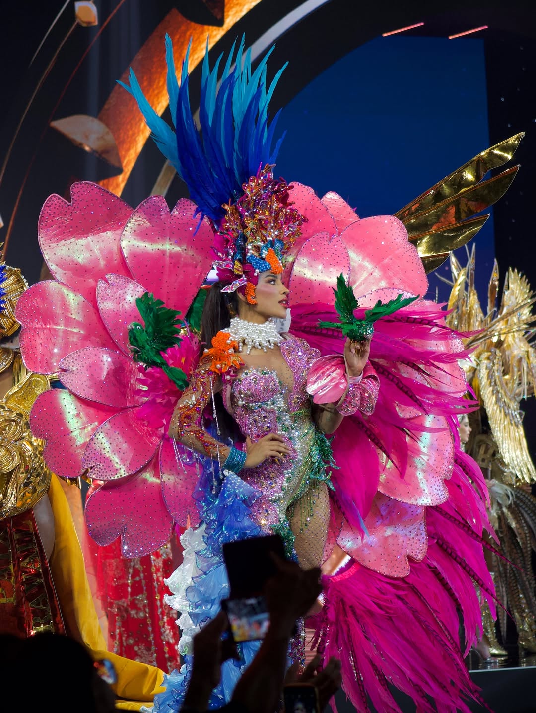 Jennifer Ventura lleva a Miss Universo traje típico inspirado en la Flor de Bayahibe