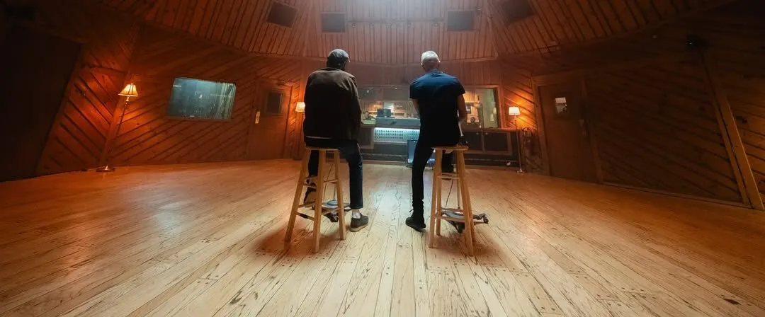 Juan Luis Guerra y Sting relanzan “Estrellitas y Duendes” en una emotiva colaboración internacional