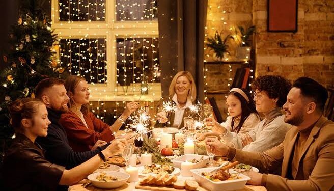 En la República Dominicana, la Nochebuena sigue siendo símbolo de familia y encuentro. Sin embargo, este año llega marcada por la preocupación. Preparar una cena sencilla para una familia promedio de cinco personas cuesta entre RD$10,000 y RD$15,000, según amas de casa y comerciantes. El aumento sostenido de los precios ha obligado a muchos hogares a reducir porciones, sustituir ingredientes o eliminar platos del menú tradicional. Aun así, la esencia se mantiene: compartir, agradecer y sostener la tradición, aunque sea con menos abundancia