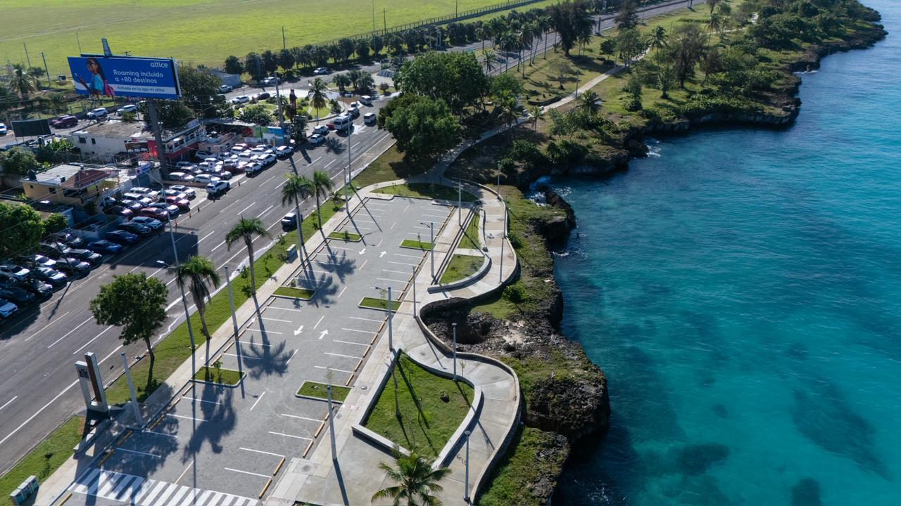 Presidente Abinader y ministro Collado inauguran remodelado Parque Submarino La Caleta.