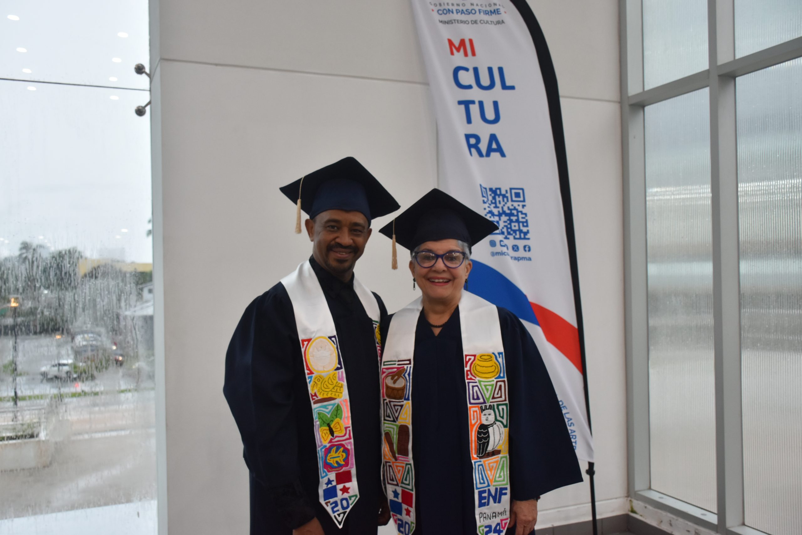 Folkloristas Xiomarita Pérez y Raymond Abad se gradúan de especialistas en Folklore en Panamá