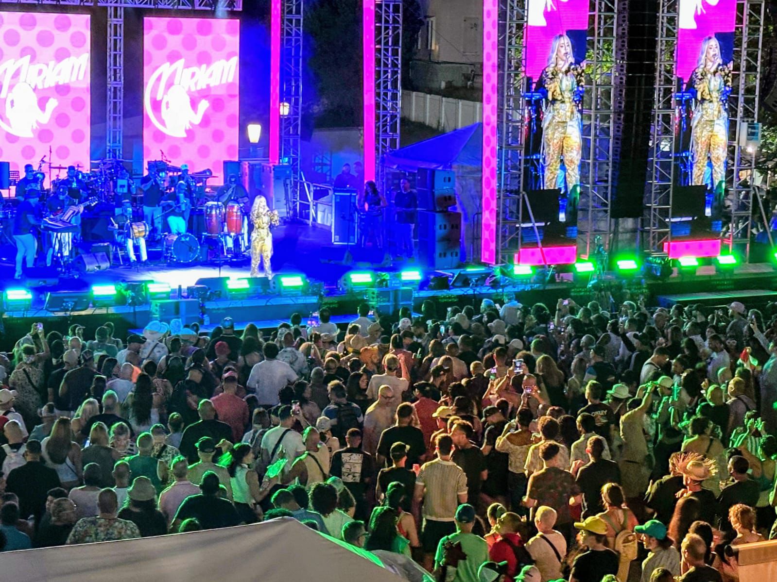 Miriam Cruz realiza presentación multitudinaria en Fiestas de La Calle San Sebastián, Puerto Rico