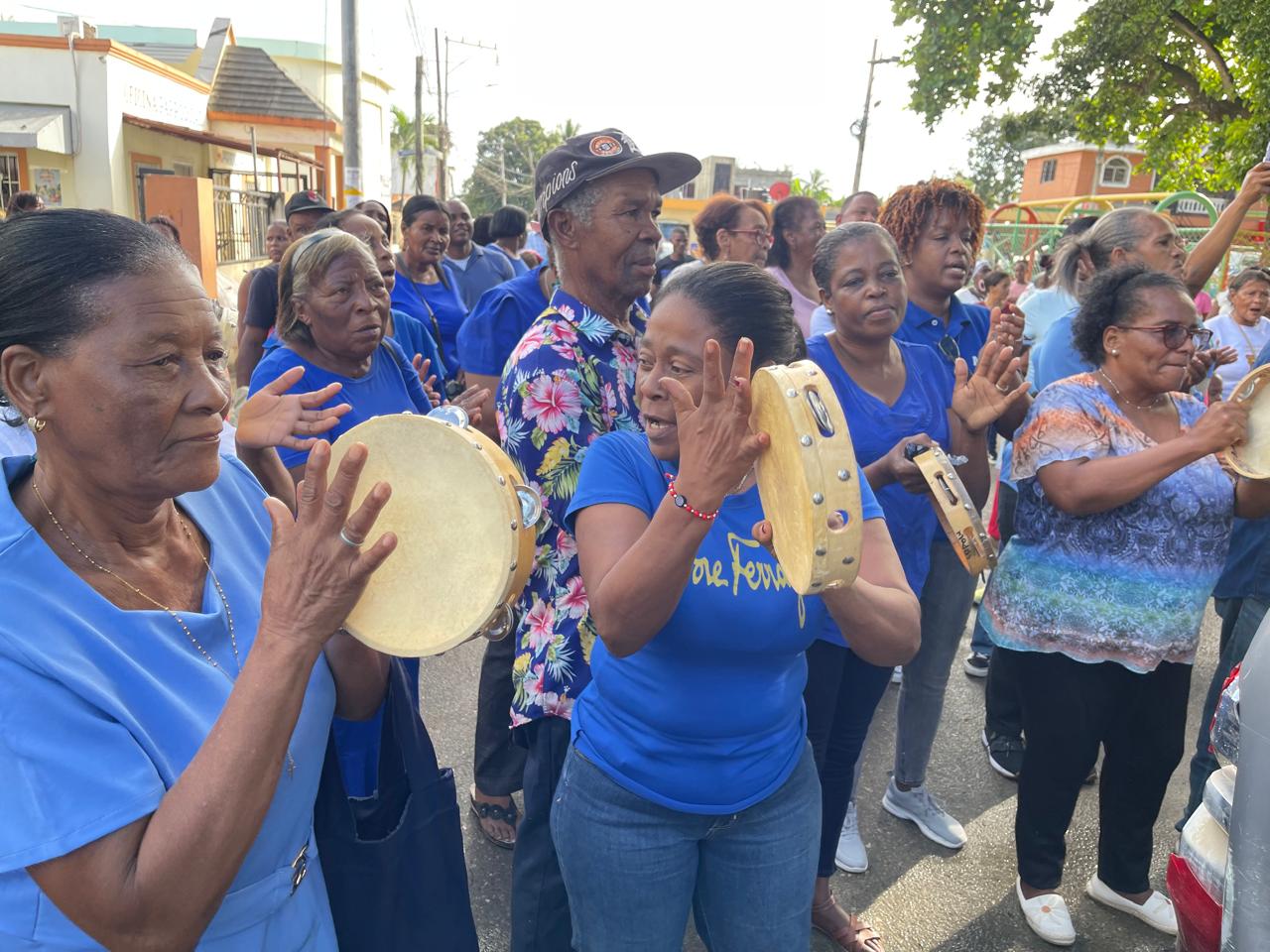 Tradicional procesión en honor a la Virgen de la Altagracia recorre calles de La Victoria
