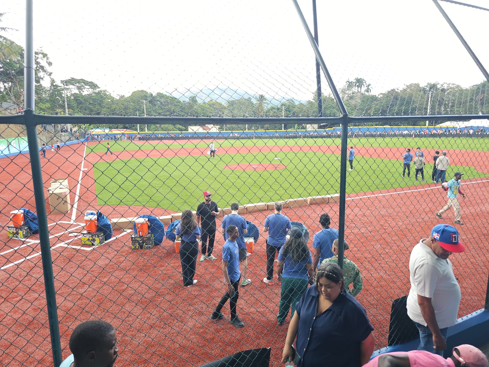 Julio Rodríguez inaugura moderno complejo deportivo en Loma de Cabrera
