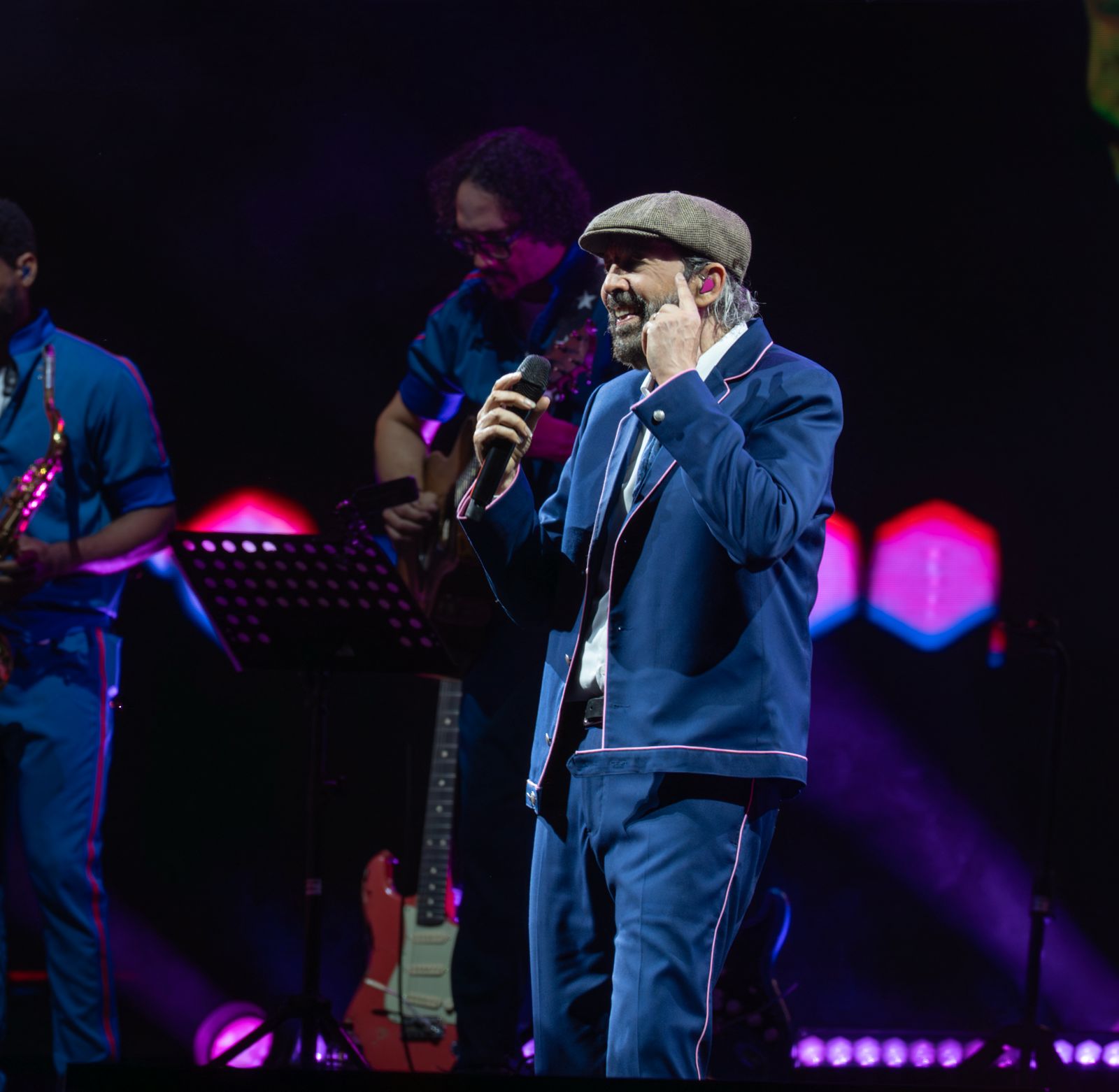 Juan Luis Guerra brinda a Santiago un primer concierto cargado de nostalgia y alegría