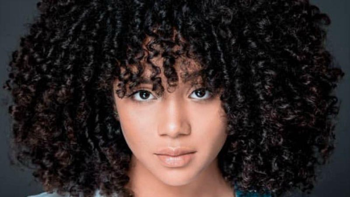 Chelsy Bautista presenta querella contra agentes tras denunciar robo durante allanamiento irregular en su vivienda.