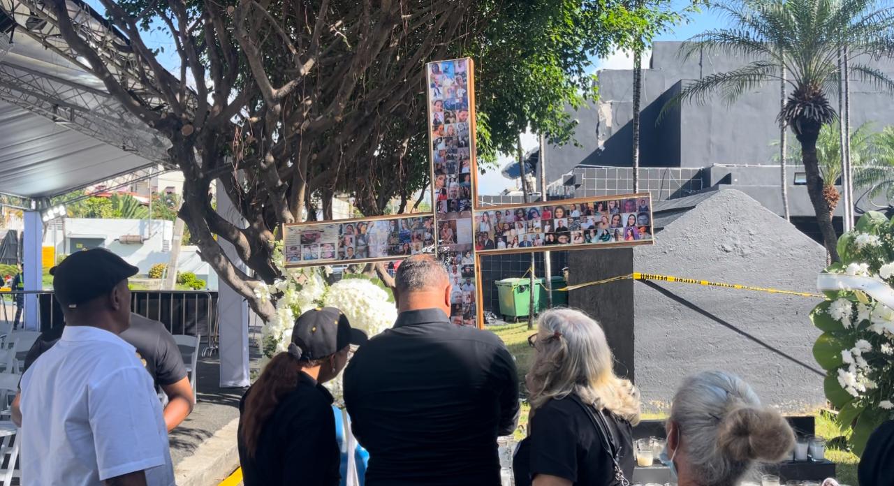 SANTO DOMINGO.– Con la asistencia de familiares de las 236 víctimas y sobrevivientes de la tragedia del Jet Set, se llevaron a cabo actos conmemorativos en memoria de quienes perdieron la vida la madrugada del 8 de abril de 2025, al cumplirse un año de este fatídico suceso ocurrido en lo que antes fue un emblemático centro de diversión. Durante dos días, la denominada “zona cero” estuvo marcada por momentos de recuerdos, lágrimas, testimonios y alabanzas por quienes ya no están, mientras sus familiares continúan clamando por justicia. El acto eucarístico final fue encabezado por el arzobispo Carlos Tomás Morel Diplán, quien ofreció palabras de consuelo y reiteró el llamado a que se haga justicia para las familias afectadas. A la ceremonia también asistieron figuras que expresaron su solidaridad con los parientes de las víctimas, entre ellas la embajadora de Estados Unidos Leah Campos, quien estuvo acompañada del actor Eduardo Verástegui, así como el doctor Félix Antonio Cruz Jiminián. Como parte de los actos conmemorativos, Joselito Trinidad, quien inició su carrera en la agrupación de Rubby Pérez, ofreció un emotivo tributo en honor a las víctimas, recordando con música y sentimiento a quienes perdieron la vida y reafirmando el compromiso de mantener viva su memoria. “Fue un momento donde el silencio hablaba, donde las miradas se entendían sin palabras y donde cada oración llevaba un nombre, una historia, una ausencia”, describieron algunos de los presentes. En la Santa Misa presidida por el Padre Rogelio, cada palabra, lectura y plegaria se elevó como un acto de amor por quienes ya no están y como consuelo para quienes siguen enfrentando el dolor. El encuentro se convirtió en un espacio de recogimiento profundo, donde la fe sirvió de sostén ante la tragedia. En ese mismo escenario, el actor mexicano Eduardo Verástegui anunció la propuesta de levantar una “Capilla de Dolores”, dedicada a la Virgen de los Dolores, como un espacio sagrado para honrar a los fallecidos. Verástegui explicó que la iniciativa busca crear un lugar donde las familias puedan acudir a llorar, sanar y mantener viva la memoria de sus seres queridos a través de la oración. “Será un espacio de recogimiento, donde sus nombres permanezcan presentes y en paz”, expresó. Como parte de su compromiso con el proyecto, el actor informó la donación de 100 mil dólares para la construcción de la capilla, gesto que fue valorado por los presentes en la ceremonia religiosa. Exigir justicia para las víctimas del Jet Set.