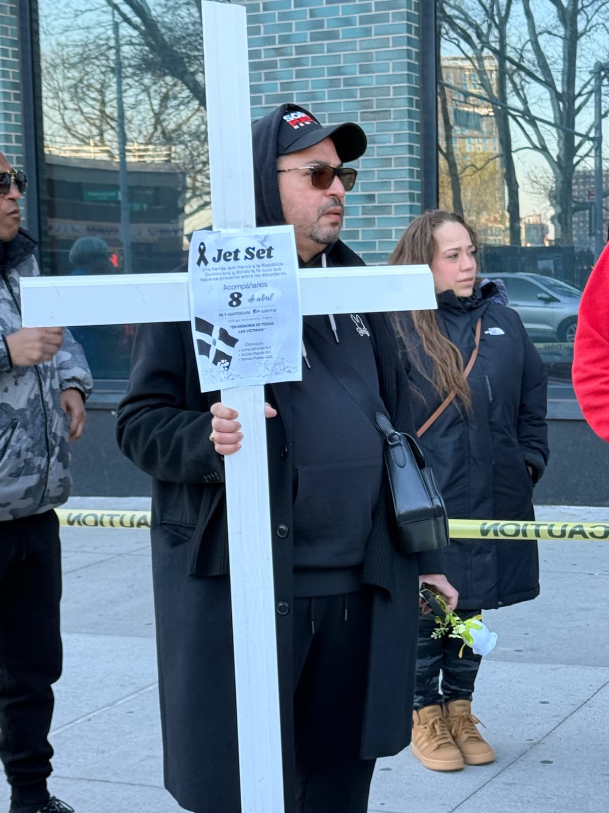 Nueva York. — Con profunda emoción y un firme llamado a la justicia, la comunidad dominicana en Nueva York realizó una vigilia en memoria de las más de 200 víctimas de la tragedia ocurrida en la discoteca Jet Set. La actividad fue convocada por las organizaciones Somos Pueblo USA, Loma Miranda NY y Acción Rápida NY, y reunió a cerca de un centenar de dominicanos, incluyendo jóvenes, líderes comunitarios y familias que perdieron seres queridos en esta tragedia. La vigilia tuvo lugar frente al restaurante Jalao, en un gesto simbólico que reafirma el reclamo de justicia y responsabilidad. Durante el acto se realizó un encendido de velas, una ofrenda de flores blancas, una oración espiritual y la lectura de los nombres de las víctimas, en uno de los momentos más conmovedores de la noche. La actividad contó con la presencia de medios de comunicación del área, quienes dieron cobertura a este importante encuentro comunitario. Los organizadores expresaron que, a un año de la tragedia, el dolor sigue presente, pero también crece la indignación ante la falta de consecuencias para los responsables. Reiteraron que la memoria de las víctimas permanece viva y que la comunidad no descansará hasta que haya justicia. “Hoy no solo recordamos, también exigimos. Porque el dolor no puede quedar impune”, manifestaron. Finalmente, las organizaciones convocantes reafirmaron su compromiso de continuar impulsando acciones que mantengan viva la memoria de las víctimas y fortalezcan la lucha por la verdad y la justicia.
